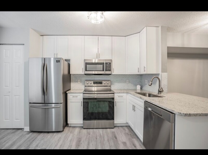 704 Brigadoon Dr in Clearwater, FL - Building Photo