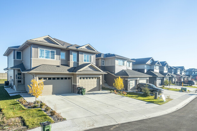 1152 Goldfinch Cres NW