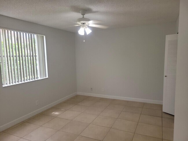 5681 Riverside Dr, Unit 104 in Coral Springs, FL - Building Photo - Building Photo