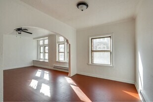 2828 S Moreland Blvd in Cleveland, OH - Building Photo