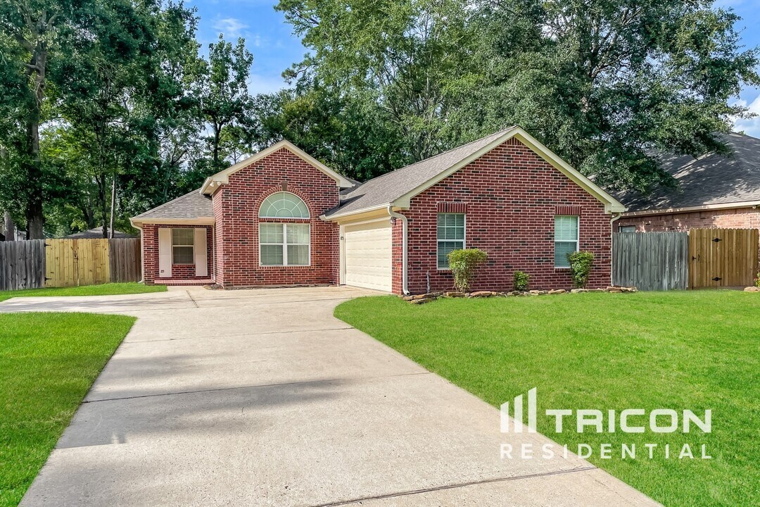 729 Forest Ln Dr in Conroe, TX - Foto de edificio