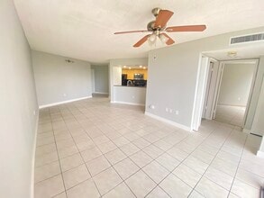 7125 NW 186th St, Unit #B304 in Hialeah, FL - Foto de edificio - Building Photo