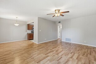 1702 W Tuckey Ln in Phoenix, AZ - Building Photo