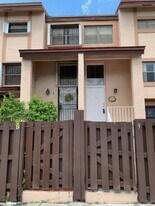 425 W Park Dr in Miami, FL - Building Photo