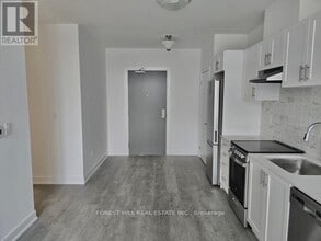 705 Davis Dr in Newmarket, ON - Building Photo - Building Photo