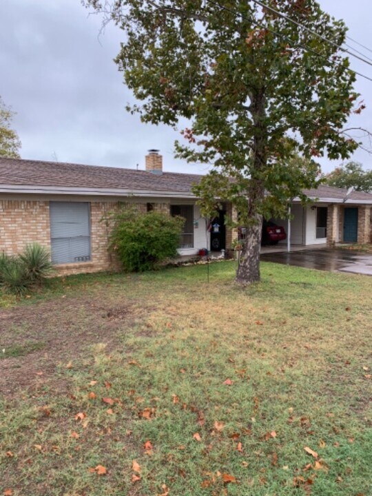 1805 Greenwood Ln in Kingsland, TX - Building Photo