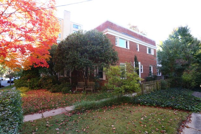 3524 Davenport St NW