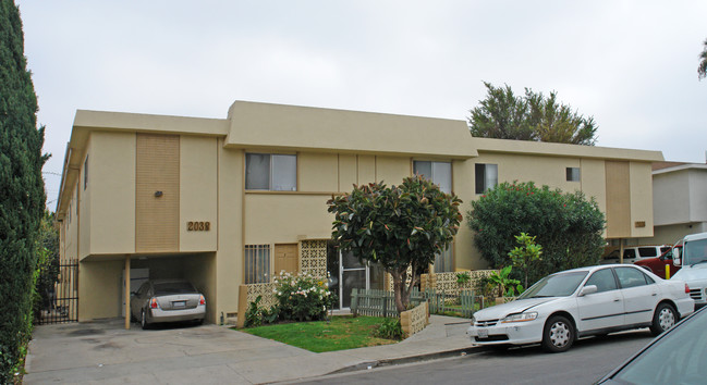 2038 S Holt Ave in Los Angeles, CA - Foto de edificio - Building Photo