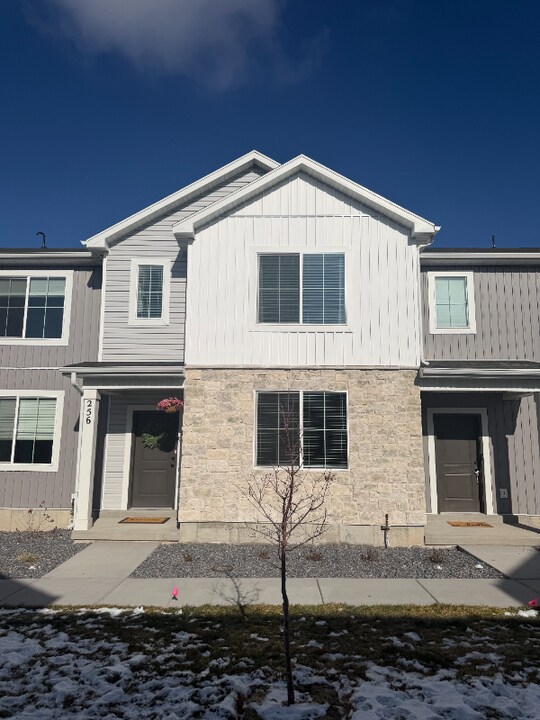 256 W 710 N in Smithfield, UT - Building Photo