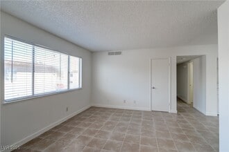 566 Roxella Ln in Las Vegas, NV - Building Photo - Building Photo