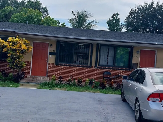 1230 NE 136th Terrace in North Miami, FL - Building Photo - Building Photo