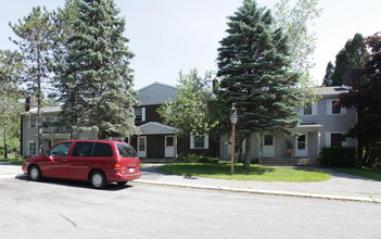 Canterbury Woods in Queensbury, NY - Foto de edificio - Building Photo