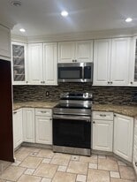 185 E Parkview Dr in Shirley, NY - Building Photo