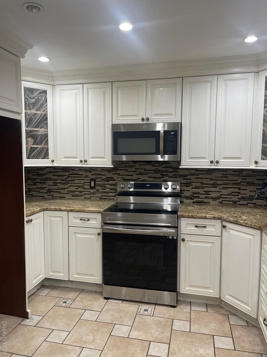 185 E Parkview Dr in Shirley, NY - Building Photo