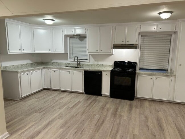 235 Hwy 90 E in Sealy, TX - Building Photo - Building Photo