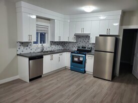 865 Prairie Ave in Port Coquitlam, BC - Building Photo