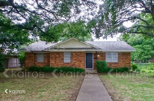914 W Pleasant Run Rd in Lancaster, TX - Building Photo