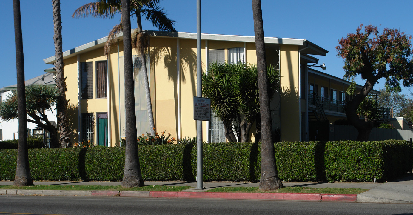 621 Los Robles Ave in Pasadena, CA - Foto de edificio