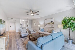 725 Saratoga Cir in Naples, FL - Building Photo