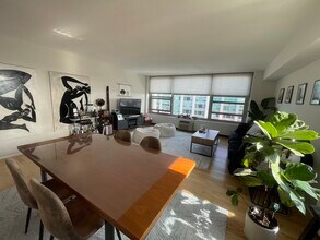 3600 N Lake Shore Dr, Unit 2725 in Chicago, IL - Building Photo - Building Photo