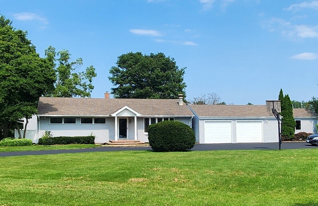 2565 Jensen Ln in Libertyville, IL - Foto de edificio