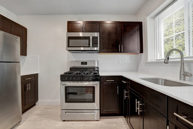 Mayflower Apartments in Ridgewood, NJ - Building Photo - Building Photo