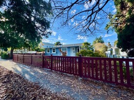 228 S Rengstorff Ave in Mountain View, CA - Foto de edificio - Building Photo