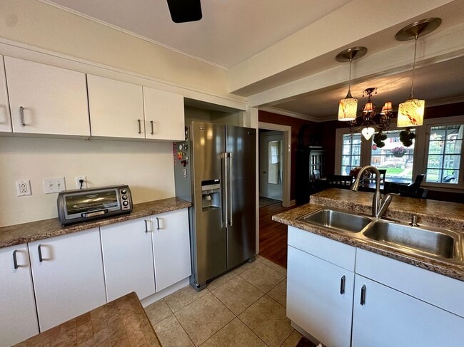 3062 E Derbyshire Rd in Cleveland Heights, OH - Building Photo - Building Photo