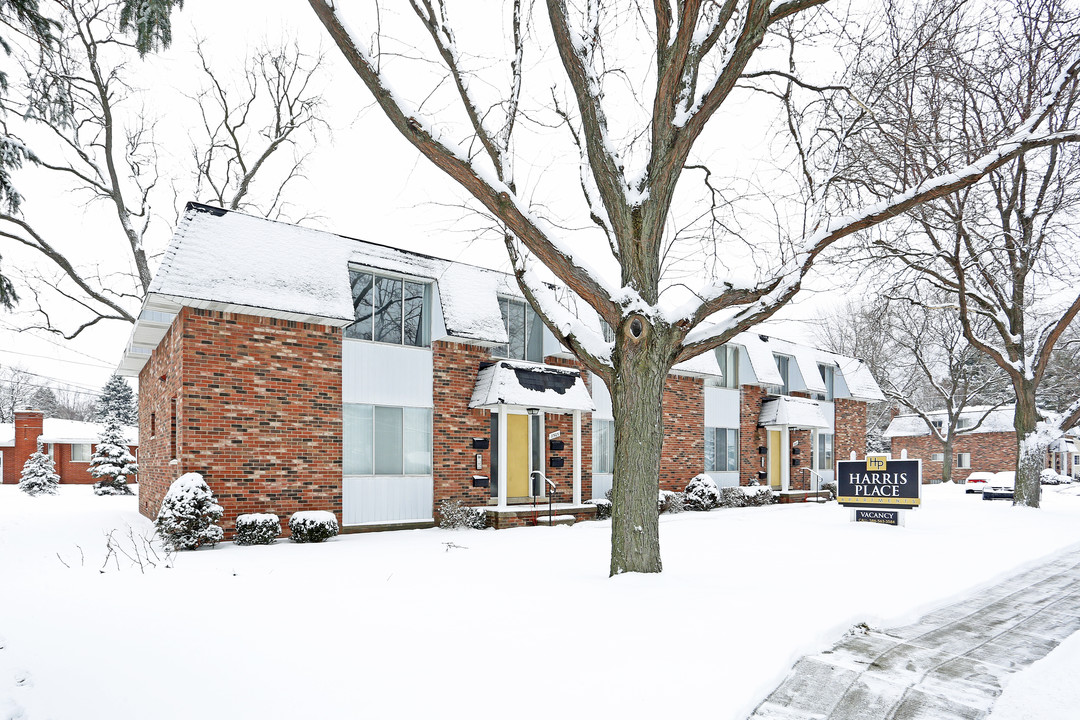 Harris Place Apartments in Utica, MI - Building Photo