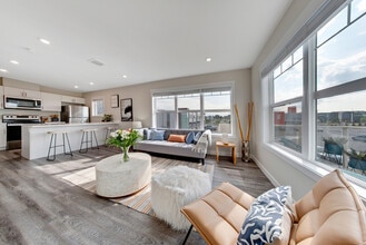 Beacon Townhomes in Regina, SK - Building Photo - Building Photo