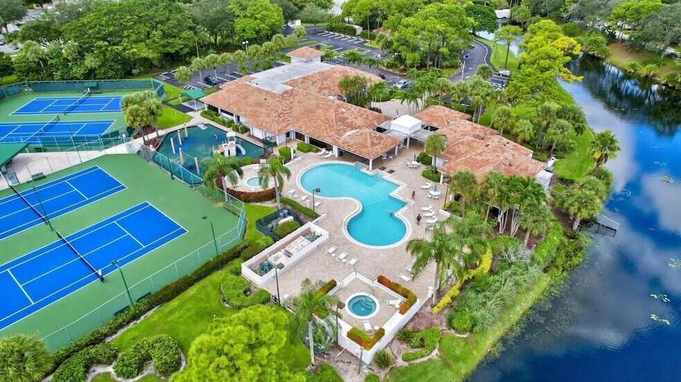 2563 Egret Lake Dr, Unit 1 in Greenacres, FL - Building Photo
