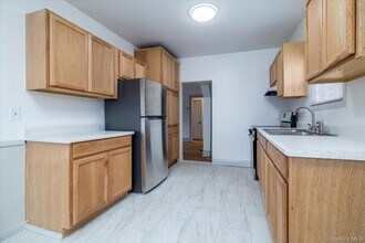 21 Twin Lawns Ave in Hicksville, NY - Building Photo - Building Photo