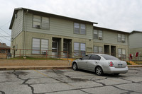 Oaks on North Plaza Apartments in Austin, TX - Building Photo - Building Photo