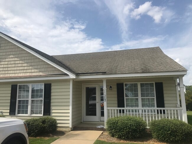 1120 Crescent Meadows Dr, Unit B in Nashville, NC - Foto de edificio - Building Photo