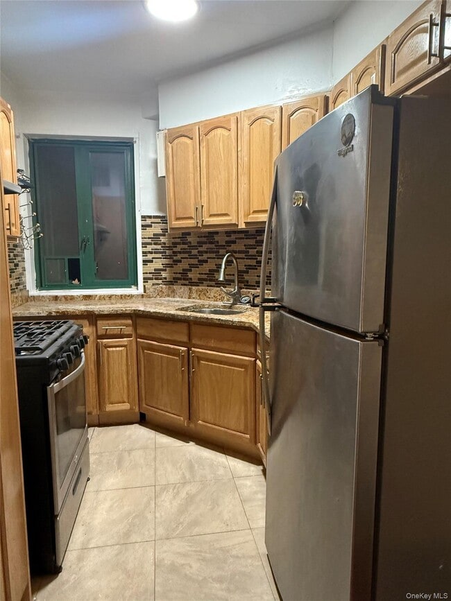 property at 2240 E Tremont Ave