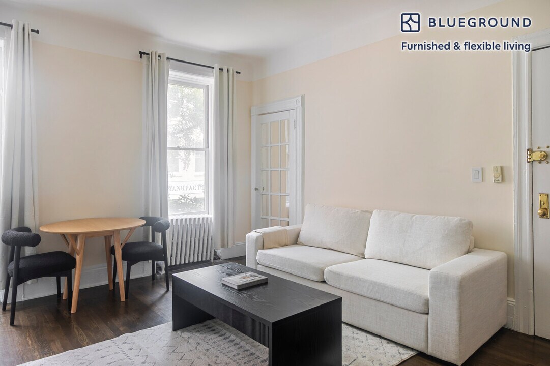 26 Jane St in New York, NY - Building Photo