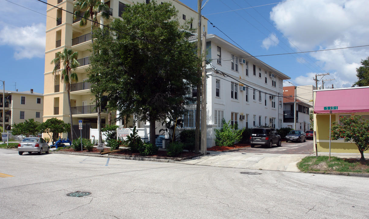 Charles Court in St. Petersburg, FL - Building Photo