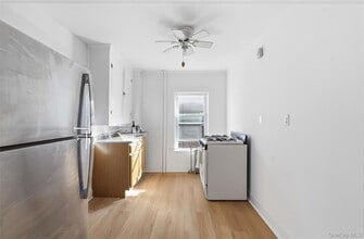 226 Fourth Ave in Pelham, NY - Building Photo - Building Photo