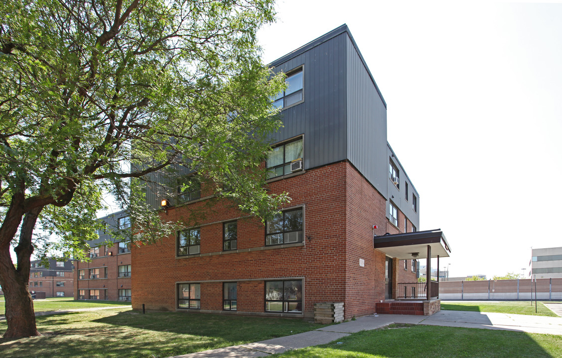 3 Old Meadow Ln in Toronto, ON - Building Photo