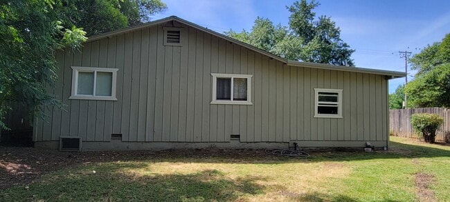 2814 N Bonnyview Rd in Redding, CA - Building Photo - Building Photo