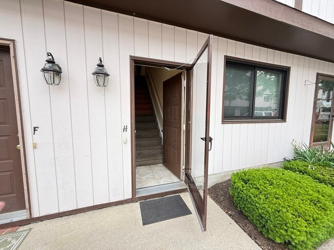 property at 27 Crows Nest Ln