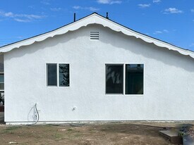 237 Brucker Rd W in Oxnard, CA - Building Photo
