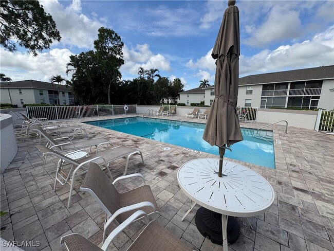1490 Churchill Cir in Naples, FL - Foto de edificio - Building Photo