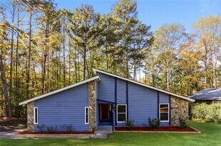 135 Beethoven Ct in Riverdale, GA - Building Photo