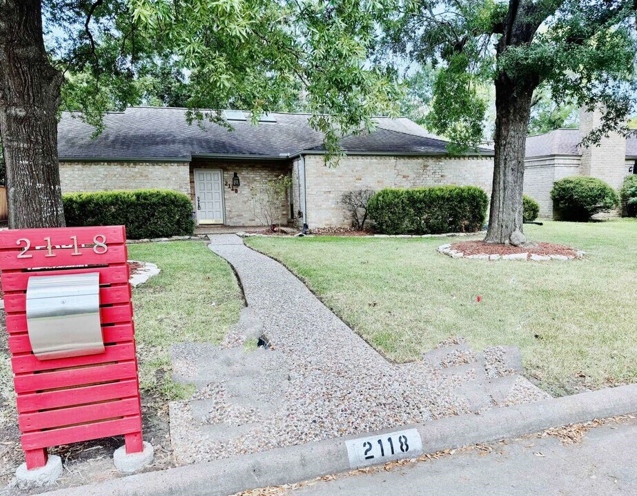2118 Briarcrest Dr in Houston, TX - Building Photo