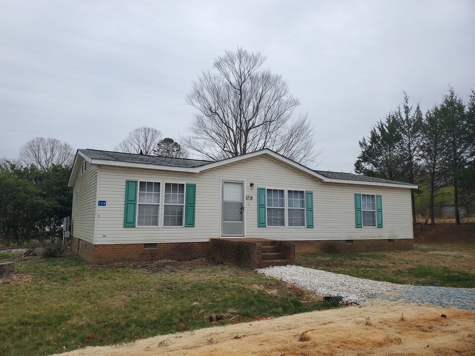 3135 Calloway Dr in Mebane, NC - Building Photo