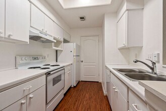 6000-16 Shepherd Mountain Cove in Austin, TX - Building Photo - Building Photo