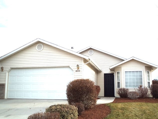 600 S Queens Dr in Nampa, ID - Building Photo