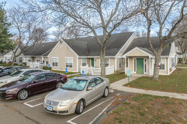 Woodbridge Elderly Housing in Woodbridge, CT - Foto de edificio - Building Photo