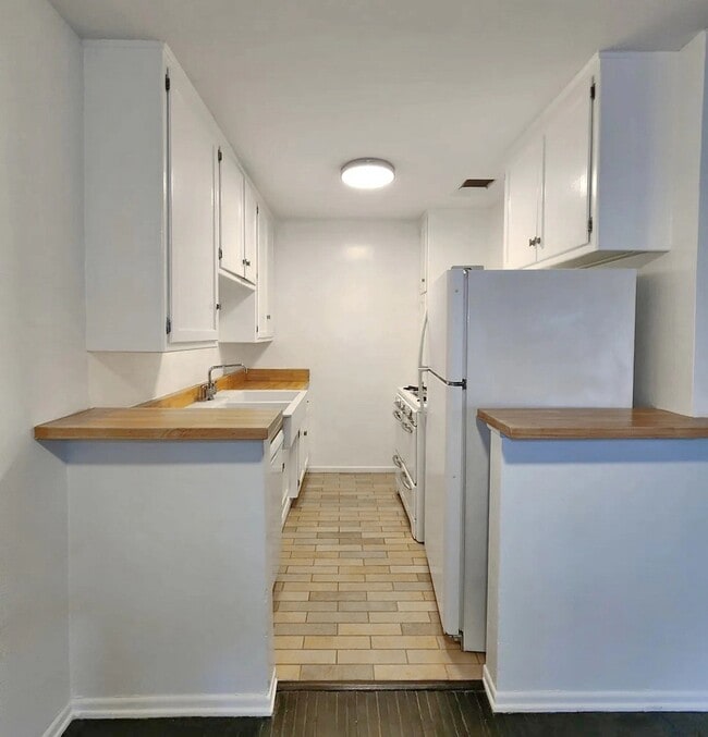 1940 S Beverly Glen Blvd